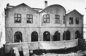 Glæsileg bygging Nýja Bíós var vígð árið 1920.